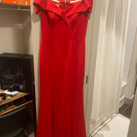 Red gown - Picture 2 of 3